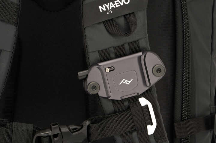 Befestigungspunkt für Peak Design Clips am Schultergurt der Nya-Evo Fjord 60 Gen 4